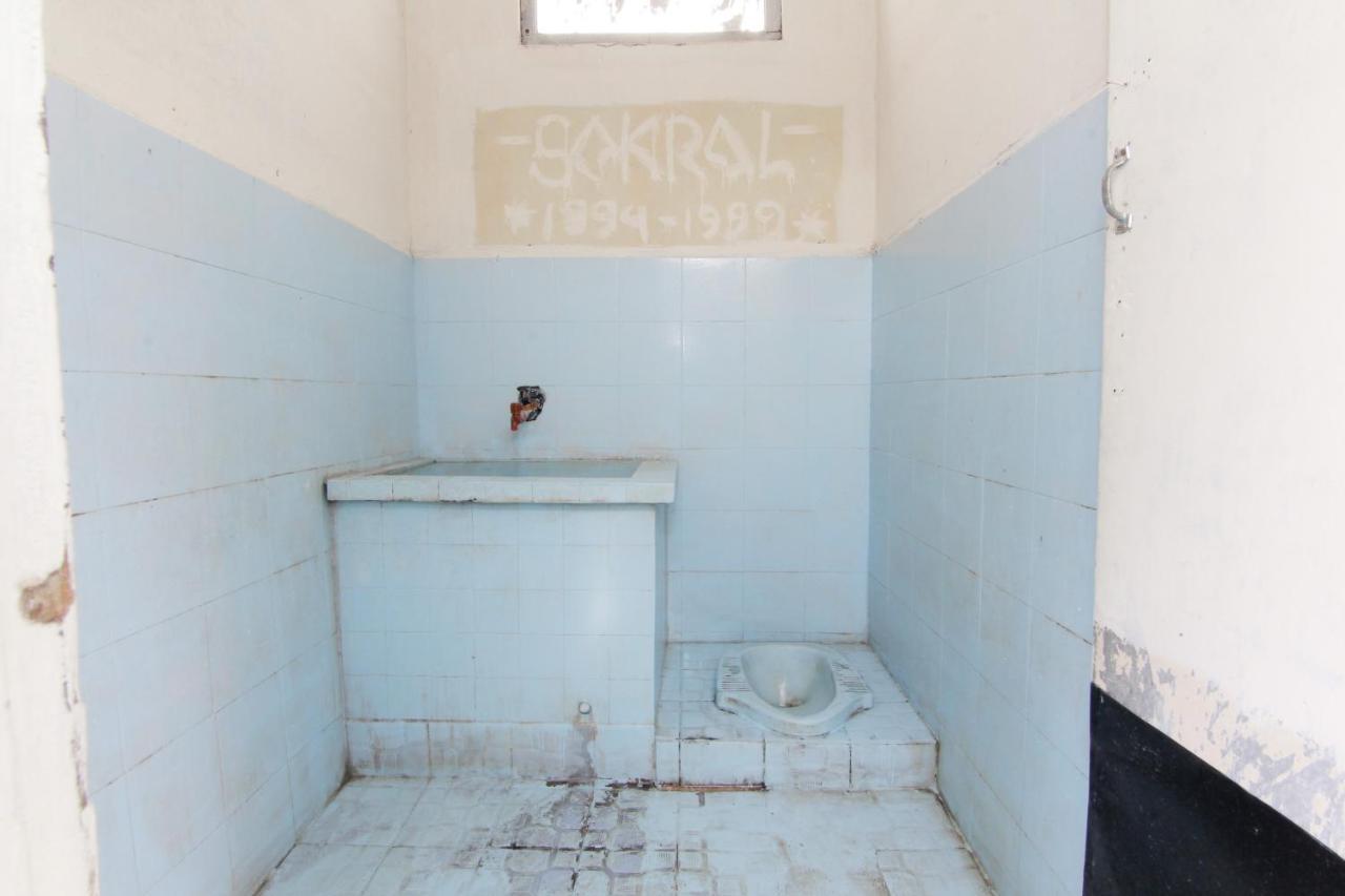 D'Angkring Wisma Sarjana Maguwo Bagian luar foto